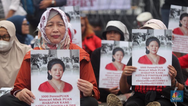 Puluhan perempuan yang tergabung dalam Jaringan Nasional Advokasi Pekerja Rumah Tangga (JALA PRT), menggelar aksi unjuk rasa di depan Gedung DPR RI, Senayan, Jakarta, Rabu, (8/3). (CNBC Indonesia/ Muhammad Sabki)