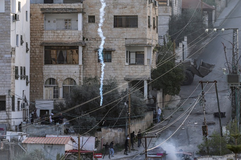 Helikopter serang AH-64 Apache Longbow Israel melepaskan suar saat terbang selama serangan tentara Israel di kamp Jenin untuk pengungsi Palestina di Tepi Barat yang diduduki pada 7 Maret 2023. Helikopter serang AH-64 Apache Longbow Israel melepaskan suar saat terbang selama serangan tentara Israel di kamp Jenin untuk pengungsi Palestina di Tepi Barat yang diduduki pada 7 Maret 2023. - Pasukan Israel membunuh enam warga Palestina di Jenin pada 7 Maret, termasuk tersangka militan yang dituduh membunuh dua warga Israel. Kementerian kesehatan Palestina mengatakan enam pria tewas, satu berusia 49 tahun dan sisanya berusia 20-an, dalam bentrokan yang menurut tentara termasuk tentara yang meluncurkan roket di tengah tembakan ganas. (JAAFAR ASHTIYEH/AFP via Getty Images)