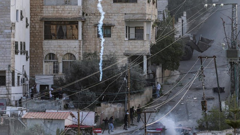 Helikopter serang AH-64 Apache Longbow Israel melepaskan suar saat terbang selama serangan tentara Israel di kamp Jenin untuk pengungsi Palestina di Tepi Barat yang diduduki pada 7 Maret 2023. - Pasukan Israel membunuh enam warga Palestina di Jenin pada 7 Maret, termasuk tersangka militan yang dituduh membunuh dua warga Israel. Kementerian kesehatan Palestina mengatakan enam pria tewas, satu berusia 49 tahun dan sisanya berusia 20-an, dalam bentrokan yang menurut tentara termasuk tentara yang meluncurkan roket di tengah tembakan ganas. (JAAFAR ASHTIYEH/AFP via Getty Images)