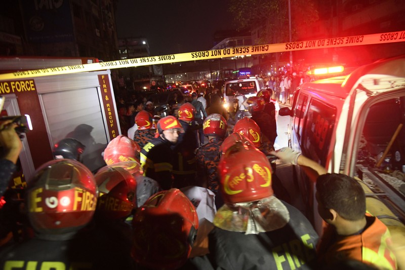 Petugas pemadam kebakaran dan penyelamat Bangladesh bekerja setelah ledakan terjadi di dalam sebuah gedung di Siddique Bazar di Dhaka. Sedikitnya 17 orang tewas dan lebih dari 100 lainnya luka-luka setelah ledakan terjadi di dalam gedung perkantoran. (K M Asad/LightRocket via Getty Images)