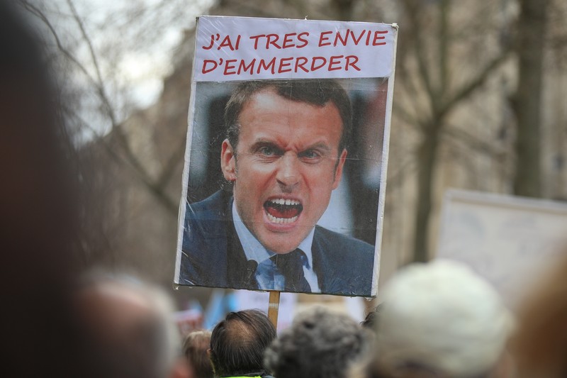 Demonstran dari serikat Konfederasi Buruh Demokratik Prancis (CFDT) pada protes selama pemogokan nasional menentang reformasi pensiun pada 7 Maret 2023 di Paris, Prancis. Demonstran dari serikat Konfederasi Buruh Demokratik Prancis (CFDT) pada protes selama pemogokan nasional menentang reformasi pensiun pada 7 Maret 2023 di Paris, Prancis. Tahun 2023 telah terjadi serangkaian pemogokan umum dan demonstrasi yang diselenggarakan di seluruh Prancis oleh penentang reformasi pensiun pemerintah dari pemerintah Borne yang berencana untuk meningkatkan usia pensiun dari 62 menjadi 64 tahun. (Aziz Karimov/Getty Images)