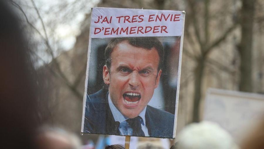 Demonstran dari serikat Konfederasi Buruh Demokratik Prancis (CFDT) pada protes selama pemogokan nasional menentang reformasi pensiun pada 7 Maret 2023 di Paris, Prancis. Tahun 2023 telah terjadi serangkaian pemogokan umum dan demonstrasi yang diselenggarakan di seluruh Prancis oleh penentang reformasi pensiun pemerintah dari pemerintah Borne yang berencana untuk meningkatkan usia pensiun dari 62 menjadi 64 tahun. (Aziz Karimov/Getty Images)