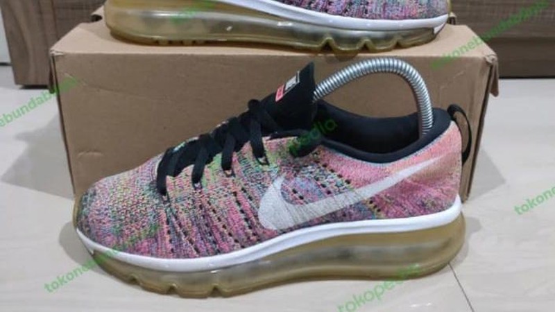 Sepatu branded impor bekas ramai dijual di media sosial, menyerang pasar Indonesia! (Tangkapan Layar Toko Online)