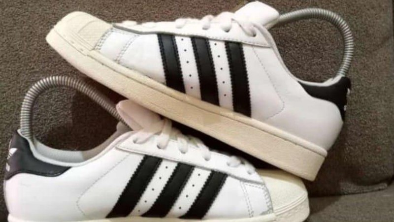 Sepatu branded impor bekas ramai dijual di media sosial, menyerang pasar Indonesia! (Tangkapan Layar Toko Online)