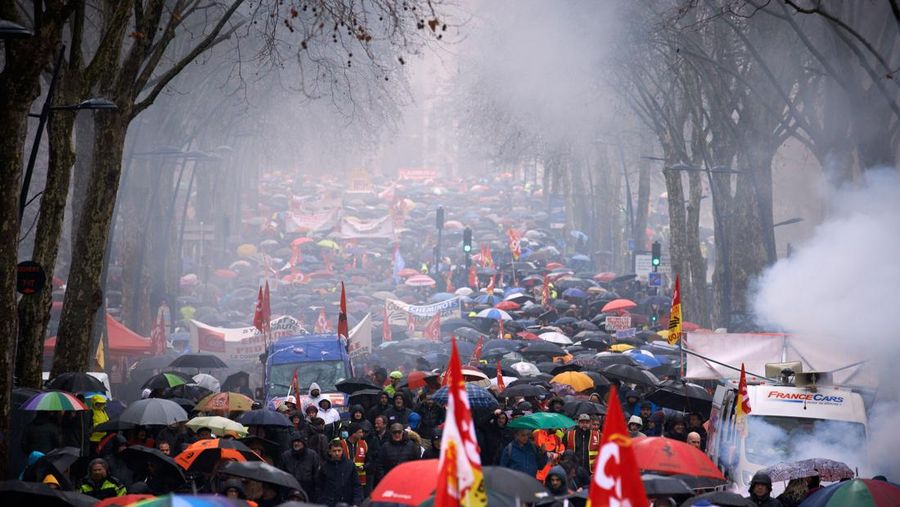 Demonstran dari serikat Konfederasi Buruh Demokratik Prancis (CFDT) pada protes selama pemogokan nasional menentang reformasi pensiun pada 7 Maret 2023 di Paris, Prancis. Tahun 2023 telah terjadi serangkaian pemogokan umum dan demonstrasi yang diselenggarakan di seluruh Prancis oleh penentang reformasi pensiun pemerintah dari pemerintah Borne yang berencana untuk meningkatkan usia pensiun dari 62 menjadi 64 tahun. (Aziz Karimov/Getty Images)