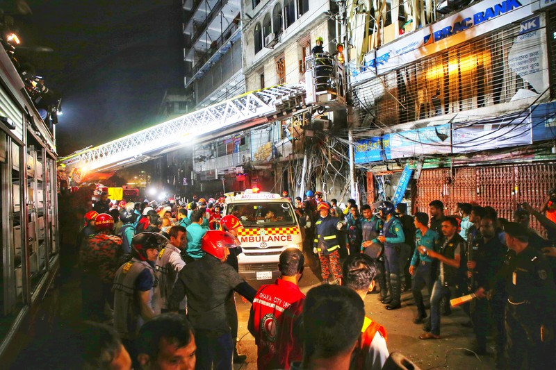 Petugas pemadam kebakaran dan penyelamat Bangladesh bekerja setelah ledakan terjadi di dalam sebuah gedung di Siddique Bazar di Dhaka. Sedikitnya 17 orang tewas dan lebih dari 100 lainnya luka-luka setelah ledakan terjadi di dalam gedung perkantoran. Petugas pemadam kebakaran dan penyelamat Bangladesh bekerja setelah ledakan terjadi di dalam sebuah gedung di Siddique Bazar di Dhaka. Sedikitnya 17 orang tewas dan lebih dari 100 lainnya luka-luka setelah ledakan terjadi di dalam gedung perkantoran. (K M Asad/LightRocket via Getty Images)