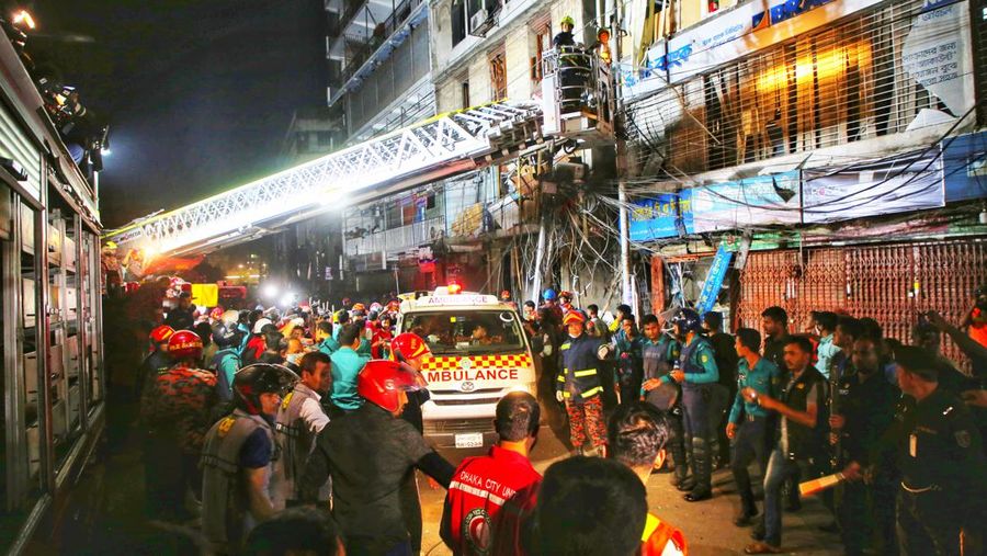 Petugas pemadam kebakaran dan penyelamat Bangladesh bekerja setelah ledakan terjadi di dalam sebuah gedung di Siddique Bazar di Dhaka. Sedikitnya 17 orang tewas dan lebih dari 100 lainnya luka-luka setelah ledakan terjadi di dalam gedung perkantoran. (K M Asad/LightRocket via Getty Images)