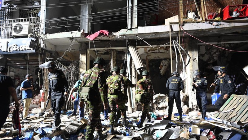 Petugas pemadam kebakaran dan penyelamat Bangladesh bekerja setelah ledakan terjadi di dalam sebuah gedung di Siddique Bazar di Dhaka. Sedikitnya 17 orang tewas dan lebih dari 100 lainnya luka-luka setelah ledakan terjadi di dalam gedung perkantoran. (K M Asad/LightRocket via Getty Images)