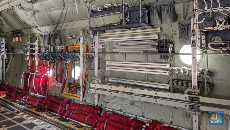 Presiden RI akan menyerahkan pesawat C-130 J Super Hercules A-1339 dan C-130H A-1315 kepada Menhan RI dilanjutkan acara penyematan Brevet Penerbang Kehormatan Kelas I dari Kasau kepada Menhan RI di Apron Gedung Pandawa Lanud Halim Perdana Kusuma, Jakarta. (CNBC Indonesia/Emir Yanwardhana)