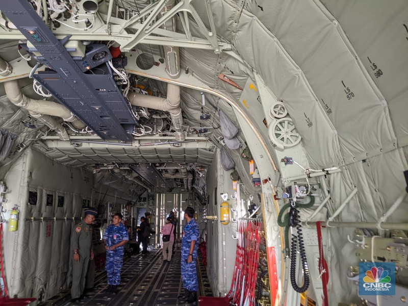 Presiden RI akan menyerahkan pesawat C-130 J Super Hercules A-1339 dan C-130H A-1315 kepada Menhan RI dilanjutkan acara penyematan Brevet Penerbang Kehormatan Kelas I dari Kasau kepada Menhan RI di Apron Gedung Pandawa Lanud Halim Perdana Kusuma, Jakarta. (CNBC Indonesia/Emir Yanwardhana)