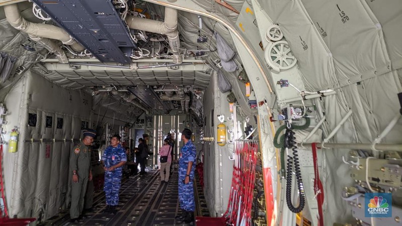 Presiden RI akan menyerahkan pesawat C-130 J Super Hercules A-1339 dan C-130H A-1315 kepada Menhan RI dilanjutkan acara penyematan Brevet Penerbang Kehormatan Kelas I dari Kasau kepada Menhan RI di Apron Gedung Pandawa Lanud Halim Perdana Kusuma, Jakarta. (CNBC Indonesia/Emir Yanwardhana)
