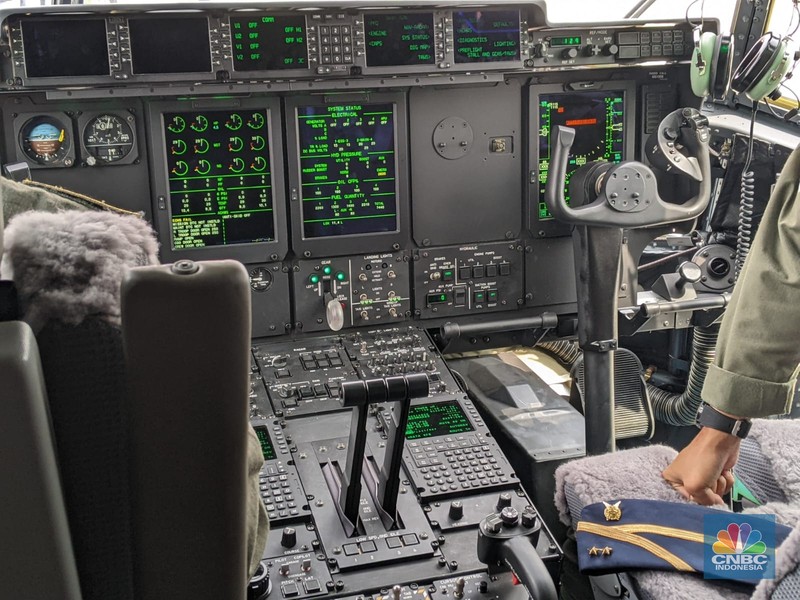 Presiden RI akan menyerahkan pesawat C-130 J Super Hercules A-1339 dan C-130H A-1315 kepada Menhan RI dilanjutkan acara penyematan Brevet Penerbang Kehormatan Kelas I dari Kasau kepada Menhan RI di Apron Gedung Pandawa Lanud Halim Perdana Kusuma, Jakarta. (CNBC Indonesia/Emir Yanwardhana)