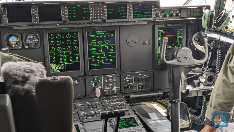 Presiden RI akan menyerahkan pesawat C-130 J Super Hercules A-1339 dan C-130H A-1315 kepada Menhan RI dilanjutkan acara penyematan Brevet Penerbang Kehormatan Kelas I dari Kasau kepada Menhan RI di Apron Gedung Pandawa Lanud Halim Perdana Kusuma, Jakarta. (CNBC Indonesia/Emir Yanwardhana)