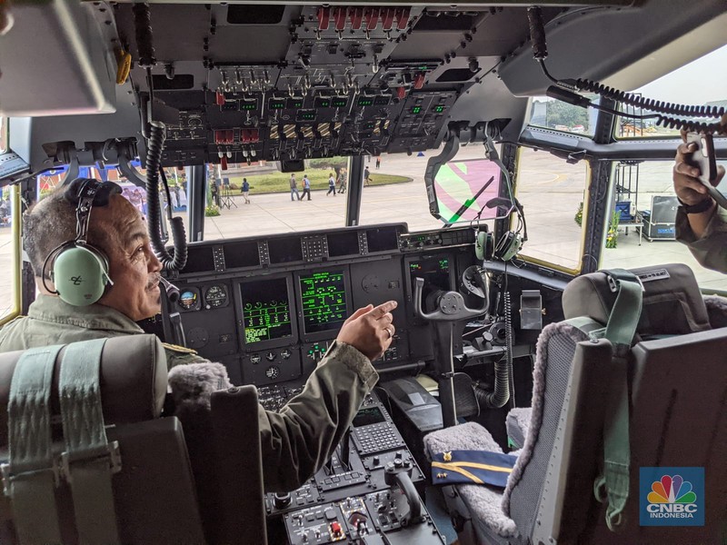 Presiden RI akan menyerahkan pesawat C-130 J Super Hercules A-1339 dan C-130H A-1315 kepada Menhan RI dilanjutkan acara penyematan Brevet Penerbang Kehormatan Kelas I dari Kasau kepada Menhan RI di Apron Gedung Pandawa Lanud Halim Perdana Kusuma, Jakarta. (CNBC Indonesia/Emir Yanwardhana)