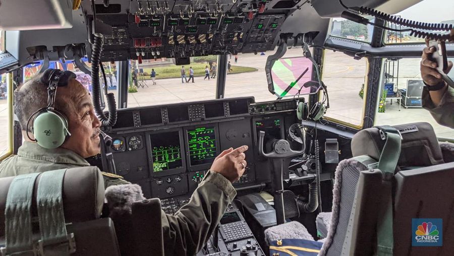 Presiden RI akan menyerahkan pesawat C-130 J Super Hercules A-1339 dan C-130H A-1315 kepada Menhan RI dilanjutkan acara penyematan Brevet Penerbang Kehormatan Kelas I dari Kasau kepada Menhan RI di Apron Gedung Pandawa Lanud Halim Perdana Kusuma, Jakarta. (CNBC Indonesia/Emir Yanwardhana)