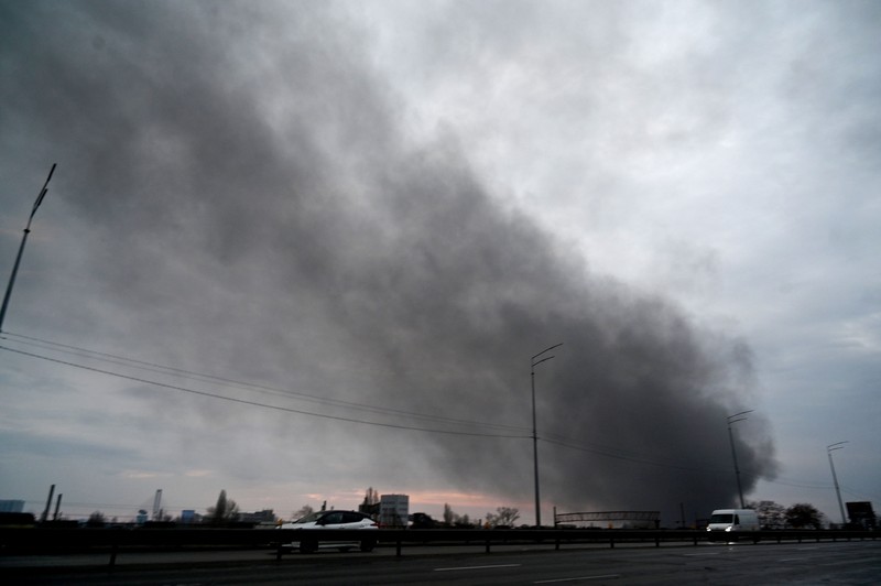 Asap mengepul setelah serangan rudal Rusia di Kyiv pada 9 Maret 2023. Asap mengepul setelah serangan rudal Rusia di Kyiv pada 9 Maret 2023. (SERGEI SUPINSKY/AFP via Getty Images)