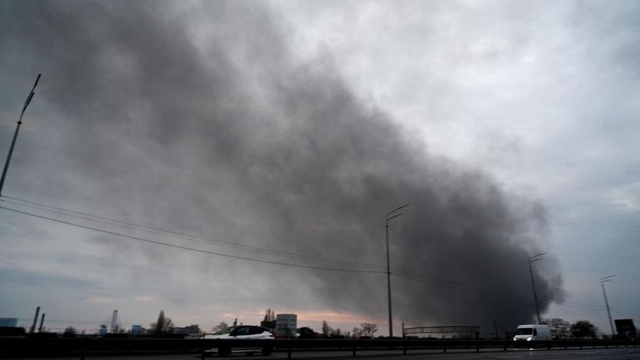 Asap mengepul setelah serangan rudal Rusia di Kyiv pada 9 Maret 2023. (SERGEI SUPINSKY/AFP via Getty Images)