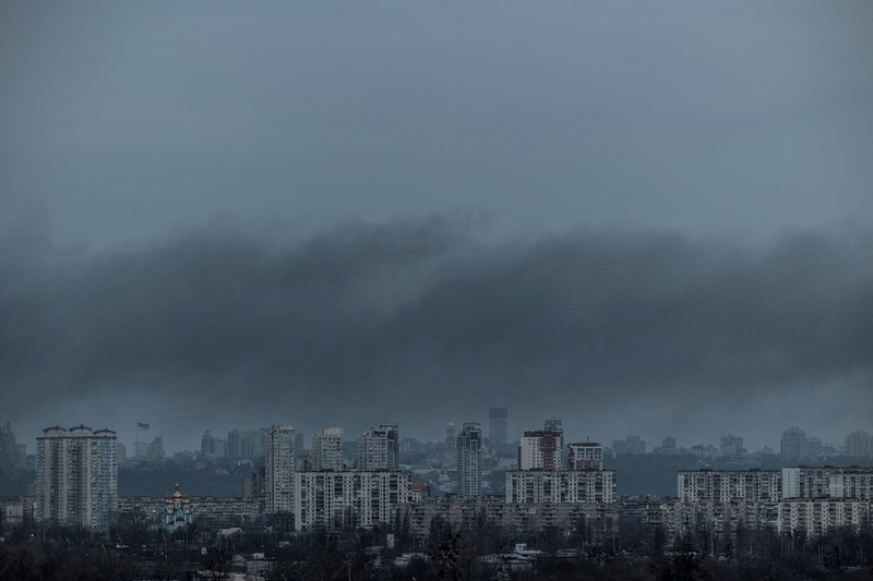 Asap mengepul setelah serangan rudal Rusia di Kyiv pada 9 Maret 2023. (SERGEI SUPINSKY/AFP via Getty Images)