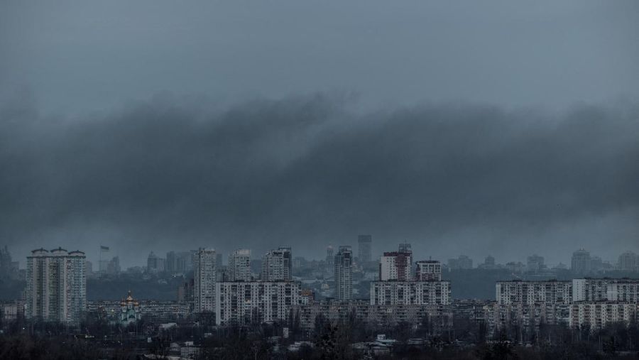 Asap mengepul setelah serangan rudal Rusia di Kyiv pada 9 Maret 2023. (SERGEI SUPINSKY/AFP via Getty Images)