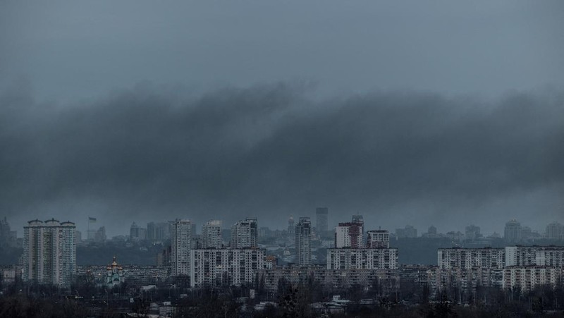Asap mengepul setelah serangan rudal Rusia di Kyiv pada 9 Maret 2023. (SERGEI SUPINSKY/AFP via Getty Images)