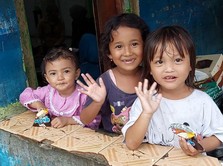 Perjuangan Anak-anak Belajar di Bawah Kolong Jembatan Jakarta