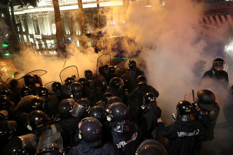 Demonstrasn di depan parlemen Yunani melempar molotov lalu dibalas dengan tembakkan gas air mata oleh polisi. (REUTERS/IRAKLI GEDENIDZE) Demonstrasn di depan parlemen Yunani melempar molotov lalu dibalas dengan tembakkan gas air mata oleh polisi. (REUTERS/IRAKLI GEDENIDZE)