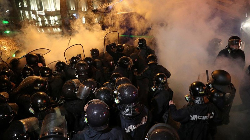 Demonstrasn di depan parlemen Yunani melempar molotov lalu dibalas dengan tembakkan gas air mata oleh polisi. (REUTERS/IRAKLI GEDENIDZE)