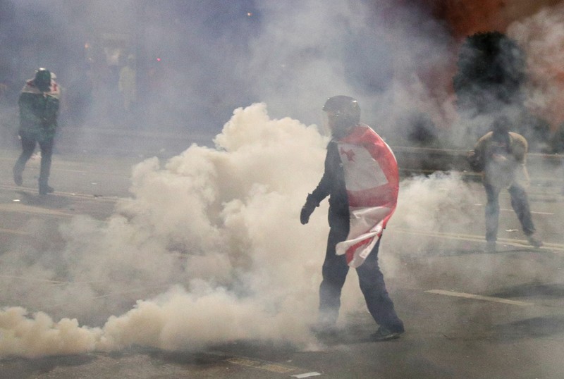 Demonstrasn di depan parlemen Yunani melempar molotov lalu dibalas dengan tembakkan gas air mata oleh polisi. (REUTERS/IRAKLI GEDENIDZE) Demonstrasn di depan parlemen Yunani melempar molotov lalu dibalas dengan tembakkan gas air mata oleh polisi. (REUTERS/IRAKLI GEDENIDZE)