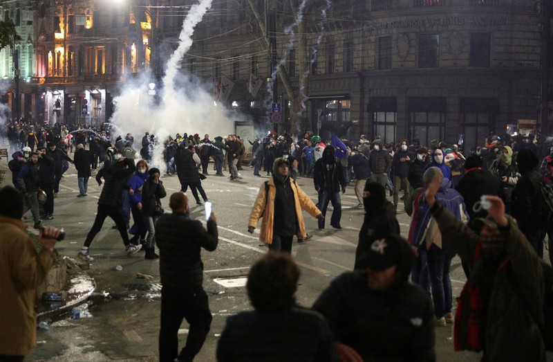Demonstrasn di depan parlemen Yunani melempar molotov lalu dibalas dengan tembakkan gas air mata oleh polisi. (REUTERS/IRAKLI GEDENIDZE) Demonstrasn di depan parlemen Yunani melempar molotov lalu dibalas dengan tembakkan gas air mata oleh polisi. (REUTERS/IRAKLI GEDENIDZE)