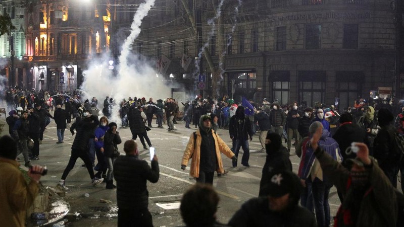 Demonstrasn di depan parlemen Yunani melempar molotov lalu dibalas dengan tembakkan gas air mata oleh polisi. (REUTERS/IRAKLI GEDENIDZE)