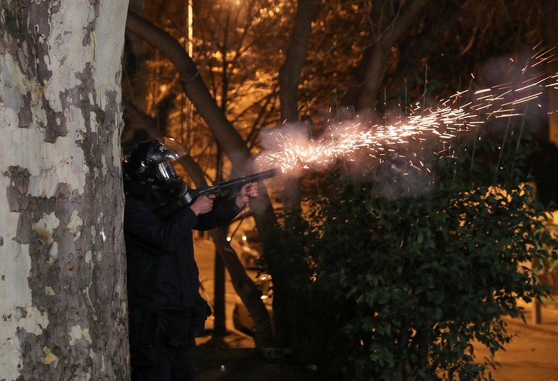 Demonstrasn di depan parlemen Yunani melempar molotov lalu dibalas dengan tembakkan gas air mata oleh polisi. (REUTERS/IRAKLI GEDENIDZE) Demonstrasn di depan parlemen Yunani melempar molotov lalu dibalas dengan tembakkan gas air mata oleh polisi. (REUTERS/IRAKLI GEDENIDZE)