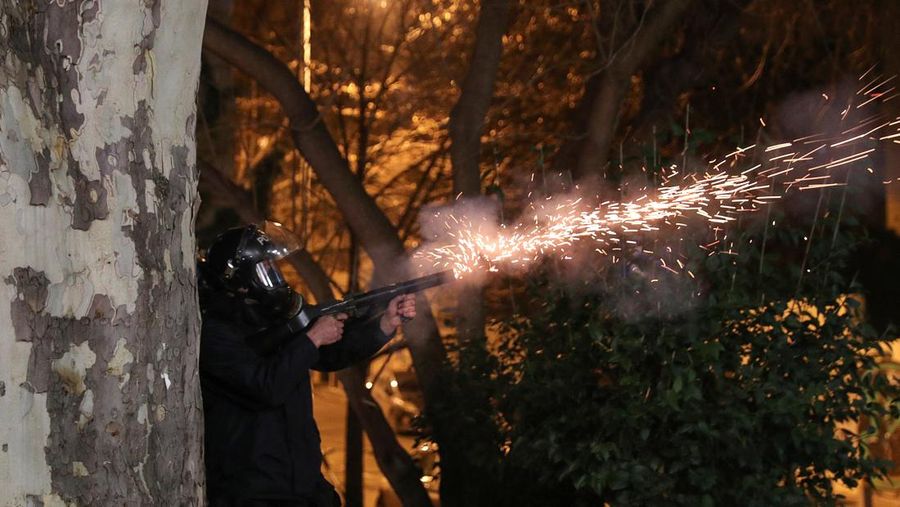 Demonstrasn di depan parlemen Yunani melempar molotov lalu dibalas dengan tembakkan gas air mata oleh polisi. (REUTERS/IRAKLI GEDENIDZE)