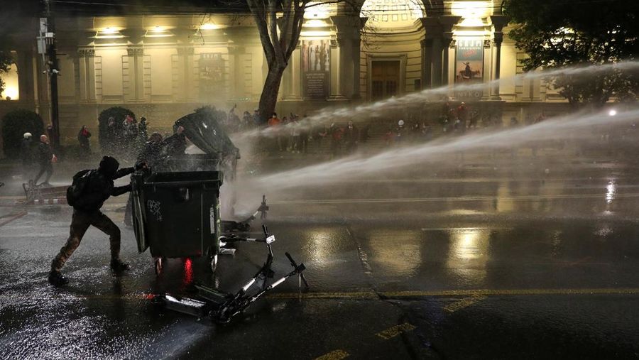Demonstrasn di depan parlemen Yunani melempar molotov lalu dibalas dengan tembakkan gas air mata oleh polisi. (REUTERS/IRAKLI GEDENIDZE)