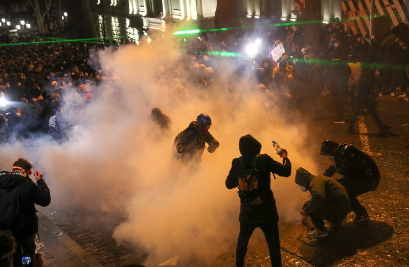 Demonstrasn di depan parlemen Yunani melempar molotov lalu dibalas dengan tembakkan gas air mata oleh polisi. (REUTERS/IRAKLI GEDENIDZE) Demonstrasn di depan parlemen Yunani melempar molotov lalu dibalas dengan tembakkan gas air mata oleh polisi. (REUTERS/IRAKLI GEDENIDZE)