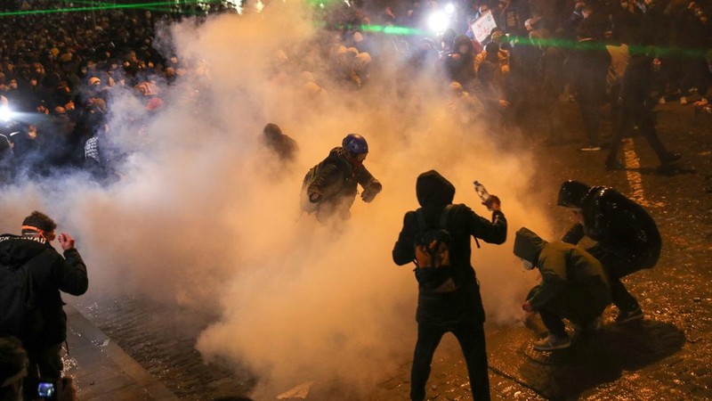 Demonstrasn di depan parlemen Yunani melempar molotov lalu dibalas dengan tembakkan gas air mata oleh polisi. (REUTERS/IRAKLI GEDENIDZE)