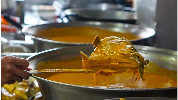 Gulai kepala ikan kakap Gulai kepala ikan kakap, menu andalan RM Medan Baru yang menjadi favorit Presiden Jokowi