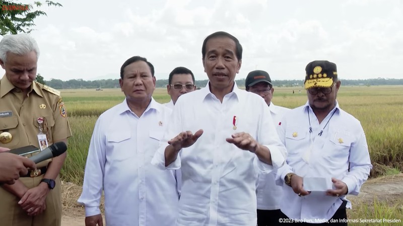 Presiden Joko Widodo didampingi Sekretaris Kabinet Pramono Anung, Menteri Pertahanan Prabowo Subianto, Menteri Pertanian Syahrul Yasin Limpo, Kepala Badan Pangan Nasional Arief Prasetyo Adi, dan Gubernur Jawa Tengah Ganjar Pranowo  meninjau panen raya padi dan berdialog dengan petani di Desa Lajer, Kecamatan Ambal, Kabupaten Kebumen, Provinsi Jawa Tengah Kamis (9/3/2023). (Dok: Biro Pers Sekretariat Presiden)