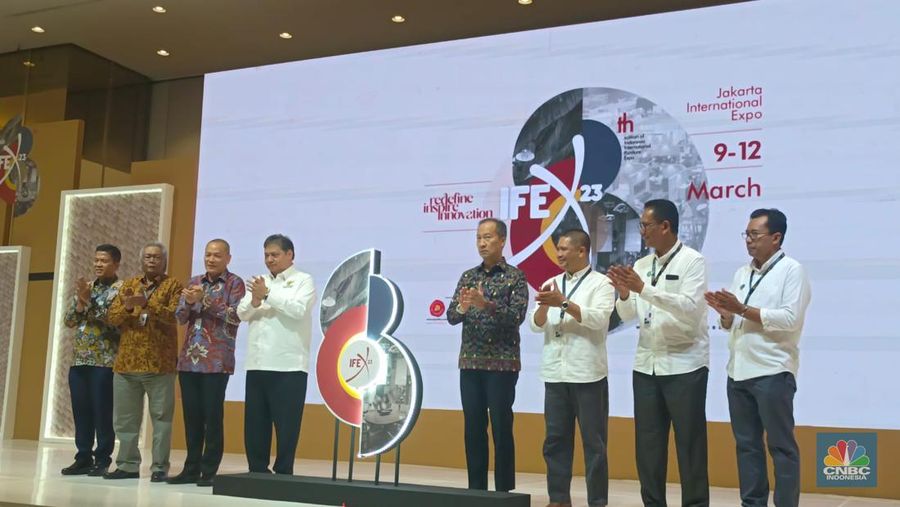 Menko Perekonomian Airlangga Hartarto dan Menperin Agus Gumiwang Kartasasmita saat Pembukaan Pameran Indonesia Internasional Furniture Expo (IFEX) 2023, di Jakarta, Kamis (9/3/2023). (CNBC Indonesia/Martyasari Rizky)