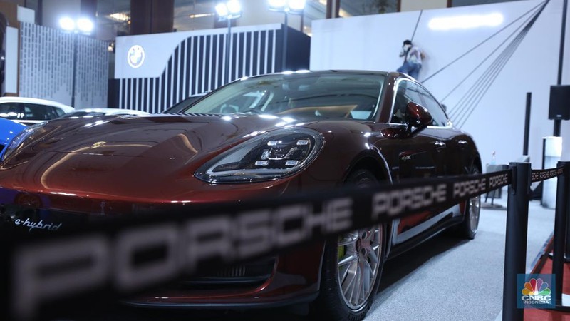 Pekerja menyelesaikan dekorasi booth pameran Gabungan Industri Kendaraan Bermotor Indonesia (Gaikindo) Auto Week Jakarta di Jakarta Convention Center (JCC), Kamis (9/3/2023). (CNBC Indonesia/Tri Susilo)