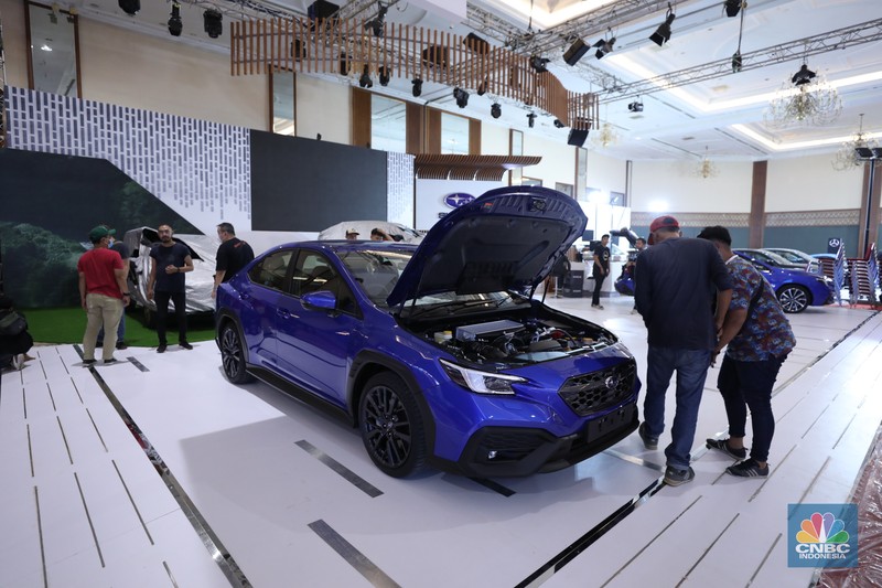 Pekerja menyelesaikan dekorasi booth pameran Gabungan Industri Kendaraan Bermotor Indonesia (Gaikindo) Auto Week Jakarta di Jakarta Convention Center (JCC), Kamis (9/3/2023). (CNBC Indonesia/Tri Susilo)