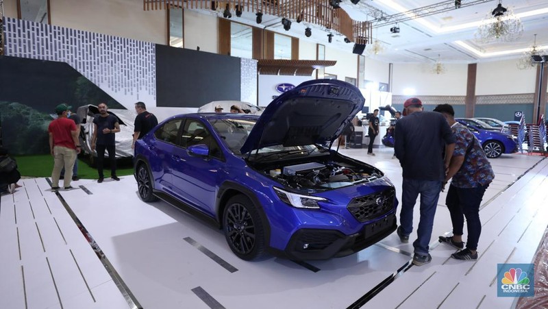 Pekerja menyelesaikan dekorasi booth pameran Gabungan Industri Kendaraan Bermotor Indonesia (Gaikindo) Auto Week Jakarta di Jakarta Convention Center (JCC), Kamis (9/3/2023). (CNBC Indonesia/Tri Susilo)