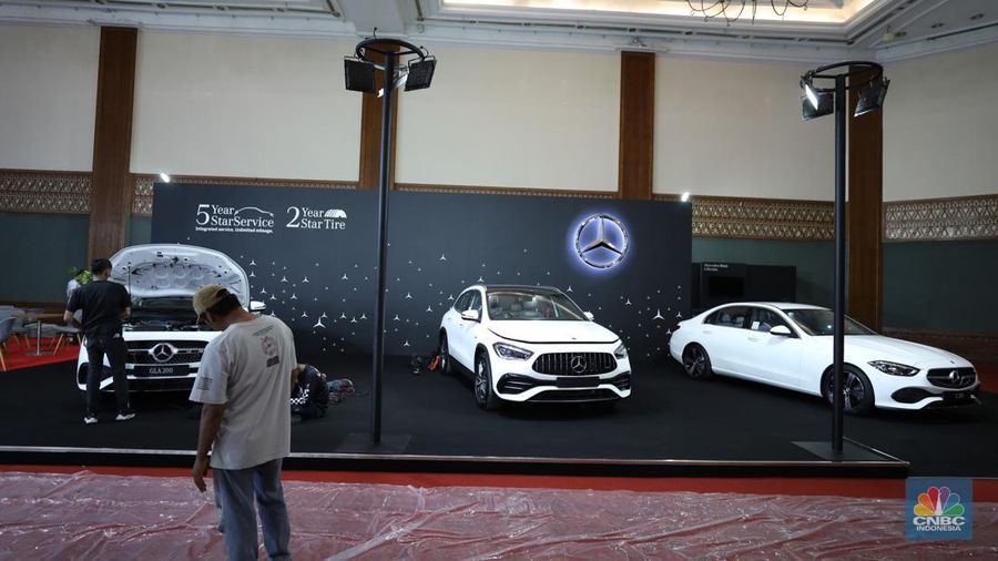 Pekerja menyelesaikan dekorasi booth pameran Gabungan Industri Kendaraan Bermotor Indonesia (Gaikindo) Auto Week Jakarta di Jakarta Convention Center (JCC), Kamis (9/3/2023). (CNBC Indonesia/Tri Susilo)