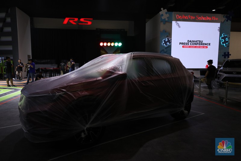 Pekerja menyelesaikan dekorasi booth pameran Gabungan Industri Kendaraan Bermotor Indonesia (Gaikindo) Auto Week Jakarta di Jakarta Convention Center (JCC), Kamis (9/3/2023). (CNBC Indonesia/Tri Susilo)