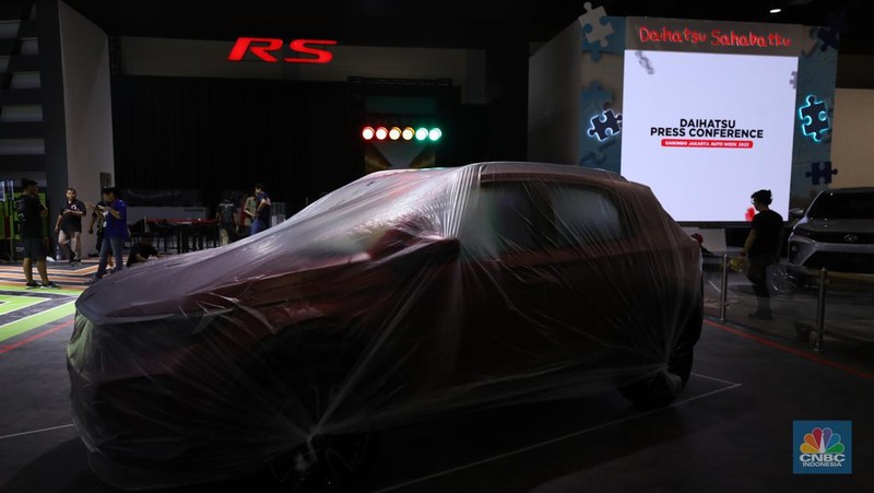 Pekerja menyelesaikan dekorasi booth pameran Gabungan Industri Kendaraan Bermotor Indonesia (Gaikindo) Auto Week Jakarta di Jakarta Convention Center (JCC), Kamis (9/3/2023). (CNBC Indonesia/Tri Susilo)