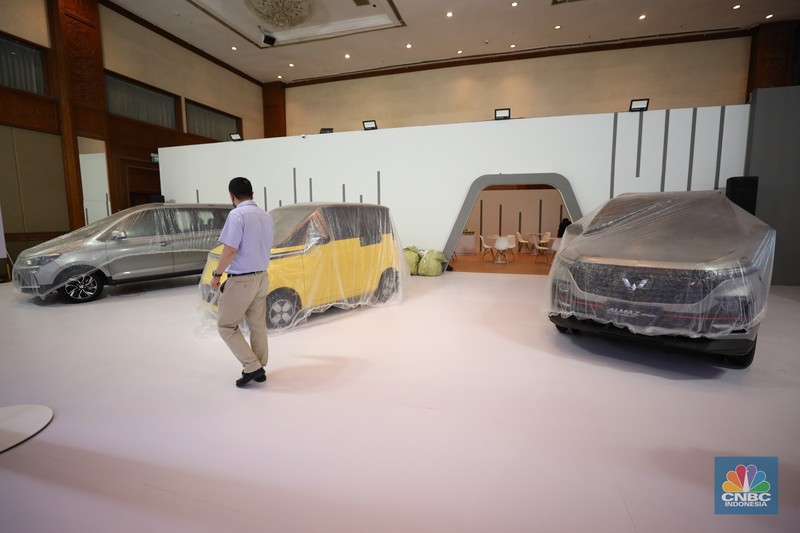 Pekerja menyelesaikan dekorasi booth pameran Gabungan Industri Kendaraan Bermotor Indonesia (Gaikindo) Auto Week Jakarta di Jakarta Convention Center (JCC), Kamis (9/3/2023). (CNBC Indonesia/Tri Susilo)