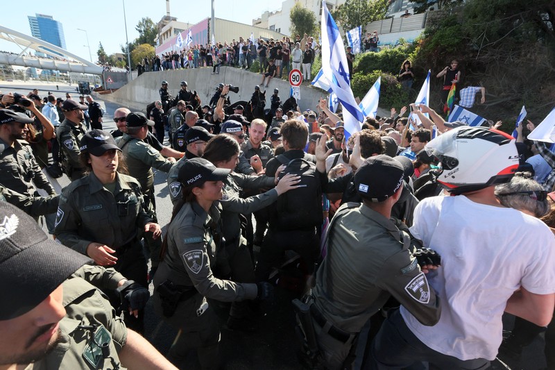 Warga Israel memprotes RUU reformasi peradilan kontroversial pemerintah, di Haifa pada 9 Maret 2023. (JALAA MAREY/AFP via Getty Images)