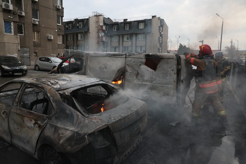 Asap mengepul setelah serangan rudal Rusia di Kyiv pada 9 Maret 2023. (SERGEI SUPINSKY/AFP via Getty Images)
