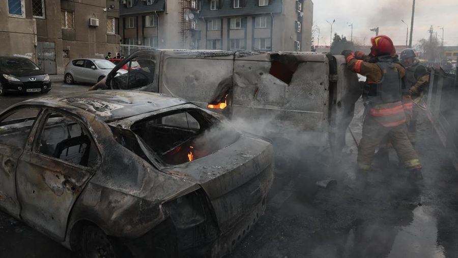 Asap mengepul setelah serangan rudal Rusia di Kyiv pada 9 Maret 2023. (SERGEI SUPINSKY/AFP via Getty Images)