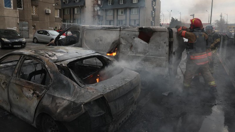 Asap mengepul setelah serangan rudal Rusia di Kyiv pada 9 Maret 2023. (SERGEI SUPINSKY/AFP via Getty Images)