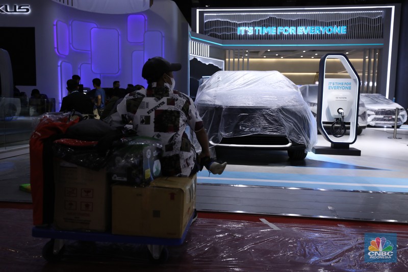 Pekerja menyelesaikan dekorasi booth pameran Gabungan Industri Kendaraan Bermotor Indonesia (Gaikindo) Auto Week Jakarta di Jakarta Convention Center (JCC), Kamis (9/3/2023). (CNBC Indonesia/Tri Susilo)